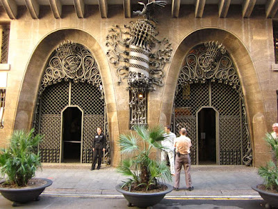 Parabolic arches in Palau Güell