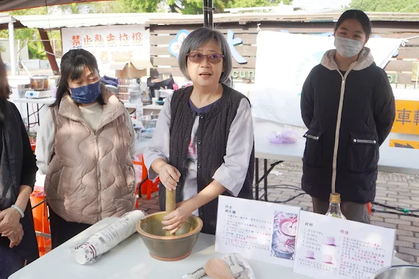 ▲大葉大學藥保系林芳儀老師(中)介紹客家擂茶。（記者林明佑翻攝）