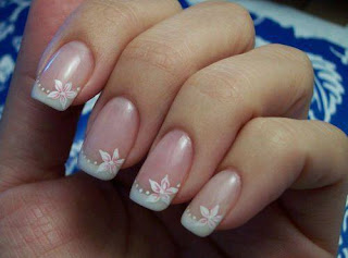 uñas pintadas de blanco con flores