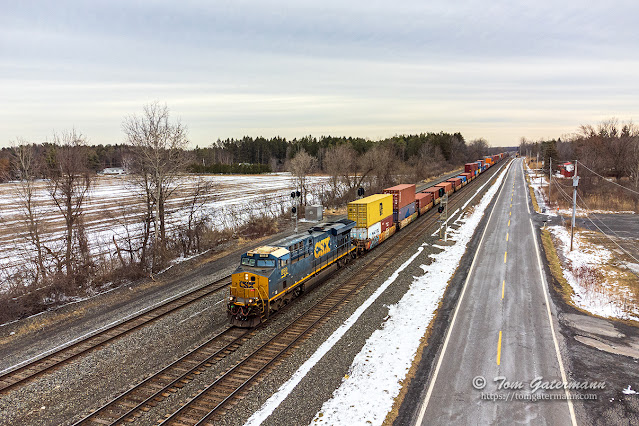 CSXT 859 leads I159 west on Track 1 through the Auto 280 block signals. To the right is Saintsville Rd