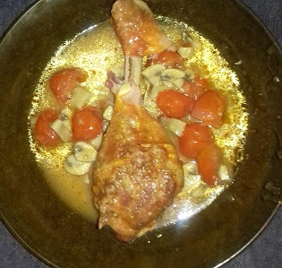 Voici la recette de la cuisse de poulet au paprika aux tomates et aux champignons du blog les recettes de cindy