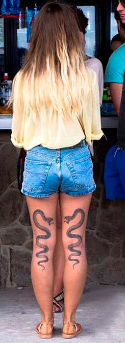 Tatuaje detras  de la pierna en chica