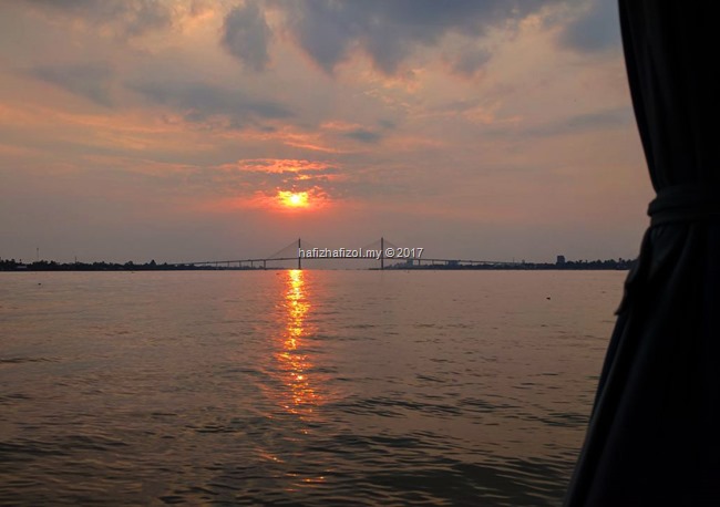 matahari terbenam di sungai mekong