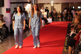 Desfile para presentar el nuevo vestuario de trabajo en la Residencia Miranda