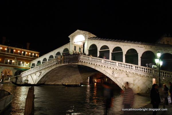 Rialto Bridge at night