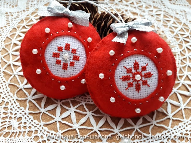 Пример игрушки из красного фетра с обворожительными снежинками и бусинами, и вышивкой по одной схеме. gelchonok.blogspot.com