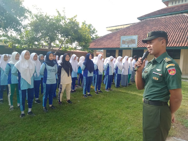 Tingkatkan Kedisiplinan  Babinsa Cawas Latih PBB Serta Wasbang di SMK Muhammadiyah Cawas