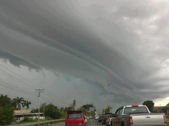 gambar, foto, pelik, imej, awan, formasi, unik, berbentuk, ekor naga, ganjil, bidang meteorologi, shelf cloud, fenomena, terbaru, kawasan, sabah, tempat, ramal, lihat, dunia, bergulung, tebal