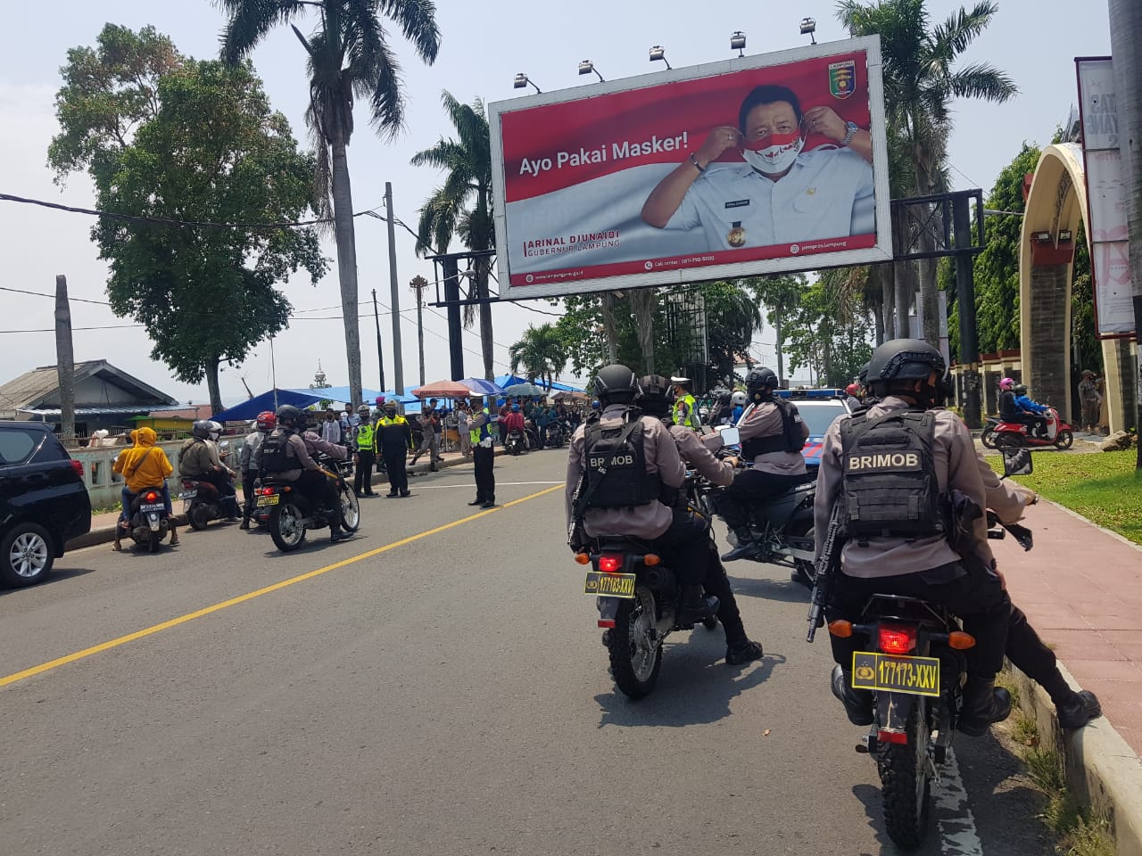 Patroli Gegana Kawal Dan Amankan Unras Di Kantor DPRD Lampung