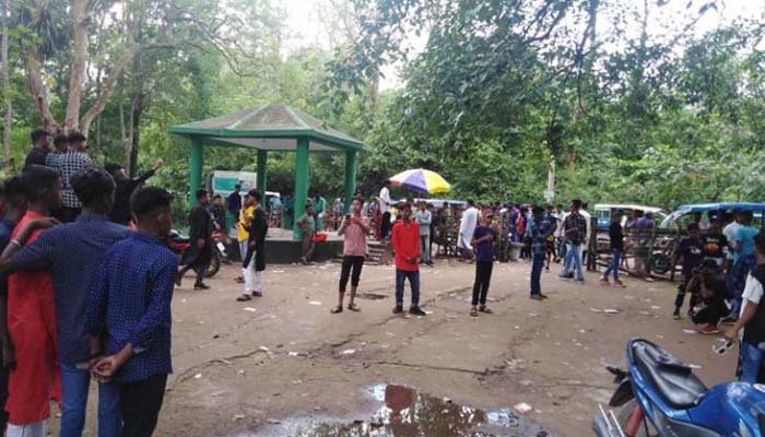 সাতছড়িতে বৃষ্টি উপেক্ষা করে পর্যটকদের ঢল