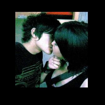 HOT EMO KISS