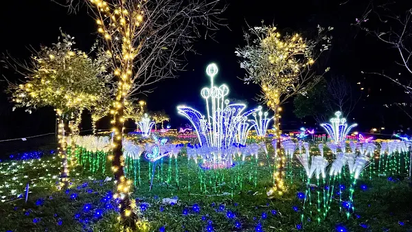 ▲參山處點亮溫泉公園的「光之花園」、繽紛彩虹步道，氣氛達到最高潮。（記者林明佑翻攝）