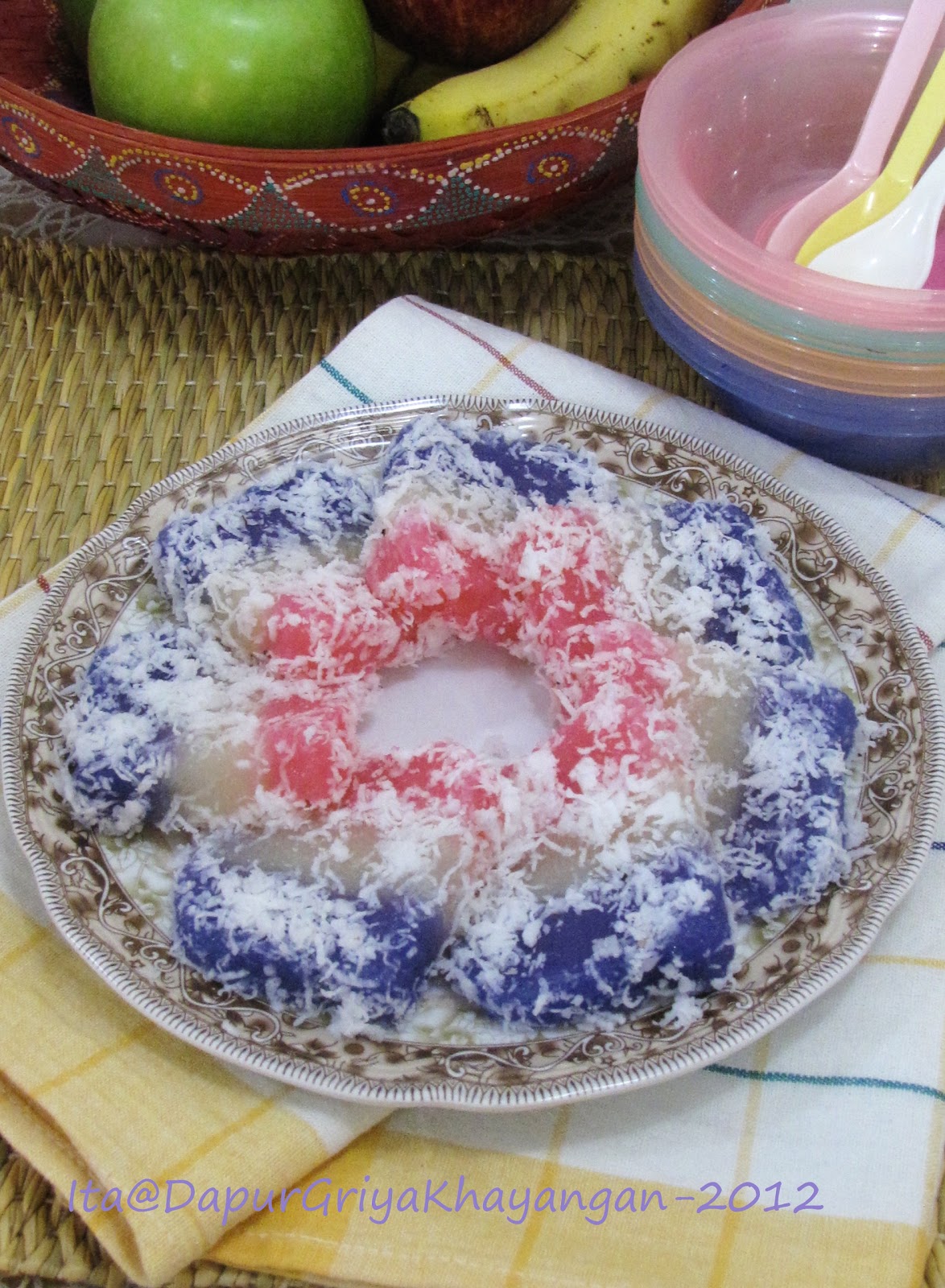 Dapur Griya Khayangan: Ongol-Ongol Singkong (Lapis Singkong)