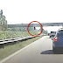 Drámai pillanatok az M1-esen: elszabadult kerék repült az autók között (videó)