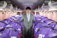 Ο Ιάπωνας «ντελιβεράς» που έγινε ο βασιλιάς των λεωφορείων