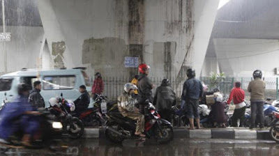 Biker Lagi Pada Berteduh - Blog Mas Hendra 