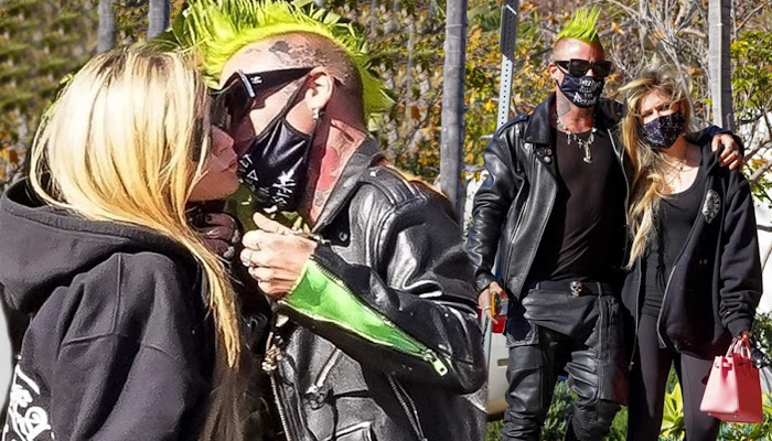 Avril Lavigne recibe un dulce beso de su nuevo novio Mod Sun