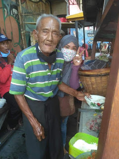 93 Tahun Kakek Ini Masih Jualan Soto
