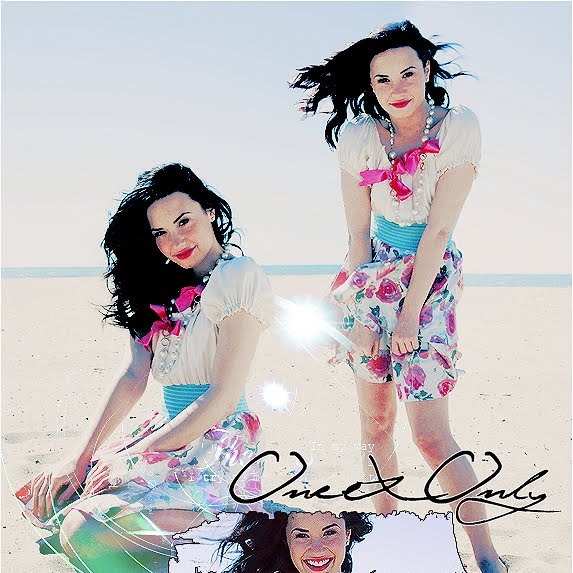 Demi Lovato in the BEACH Displayy Publicado por Nuria en 1336