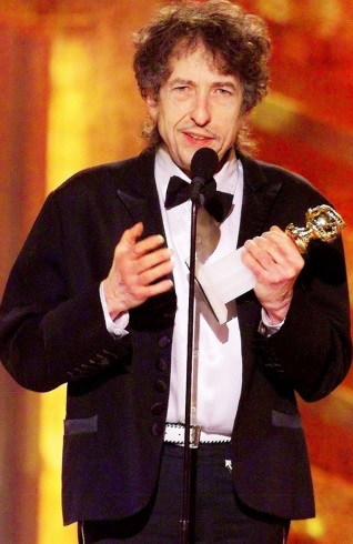 Foto de Bob Dylan feliz con premio