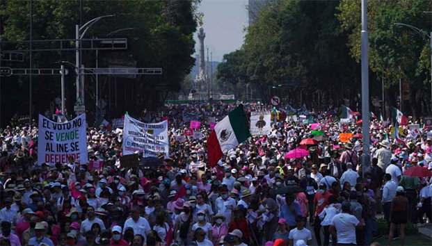 Miles marchan contra reforma electoral y AMLO