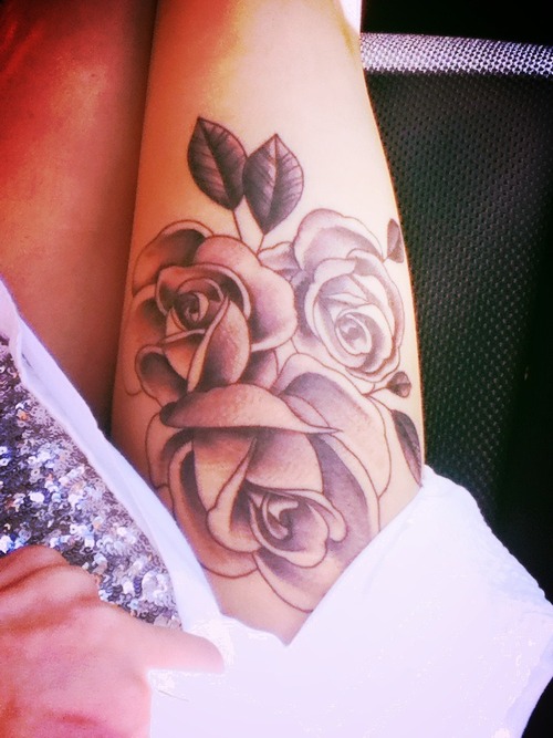 Rose Tatuagem na Coxa