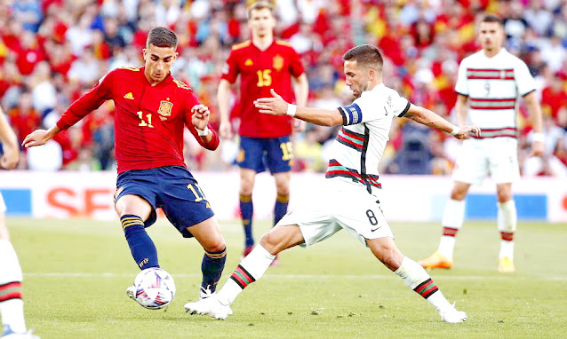 Ferran Torres intenta superar a Moutinho. SELECCIÓN DE ESPAÑA 1 SELECCIÓN DE PORTUGAL 1 Jueves 02/06/2022, 20:45 horas. Liga de Naciones de la UEFA, fase de clasificación, Grupo A2, jornada 1. Sevilla, España, estadio Benito Villamarín: 41.236 espectadores.