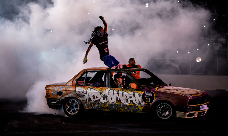 La série Spinners, qui a été sélectionnée en compétition officielle à CanneSeries et récompensée de trois prix lors du Festival Dakar Série ...