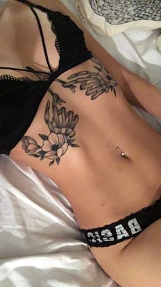 27 Tatuagens femininas delicadas, sexys e sensuais para inspiração