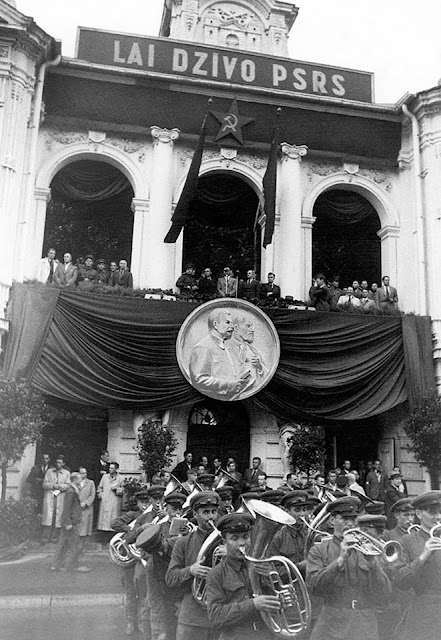 Лето 1940 года. Рига. Митинг и духовой оркестр возле Национального театра