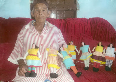 Dona Salvina e suas bonecas de pano