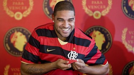 Adriano assina com o Flamengo