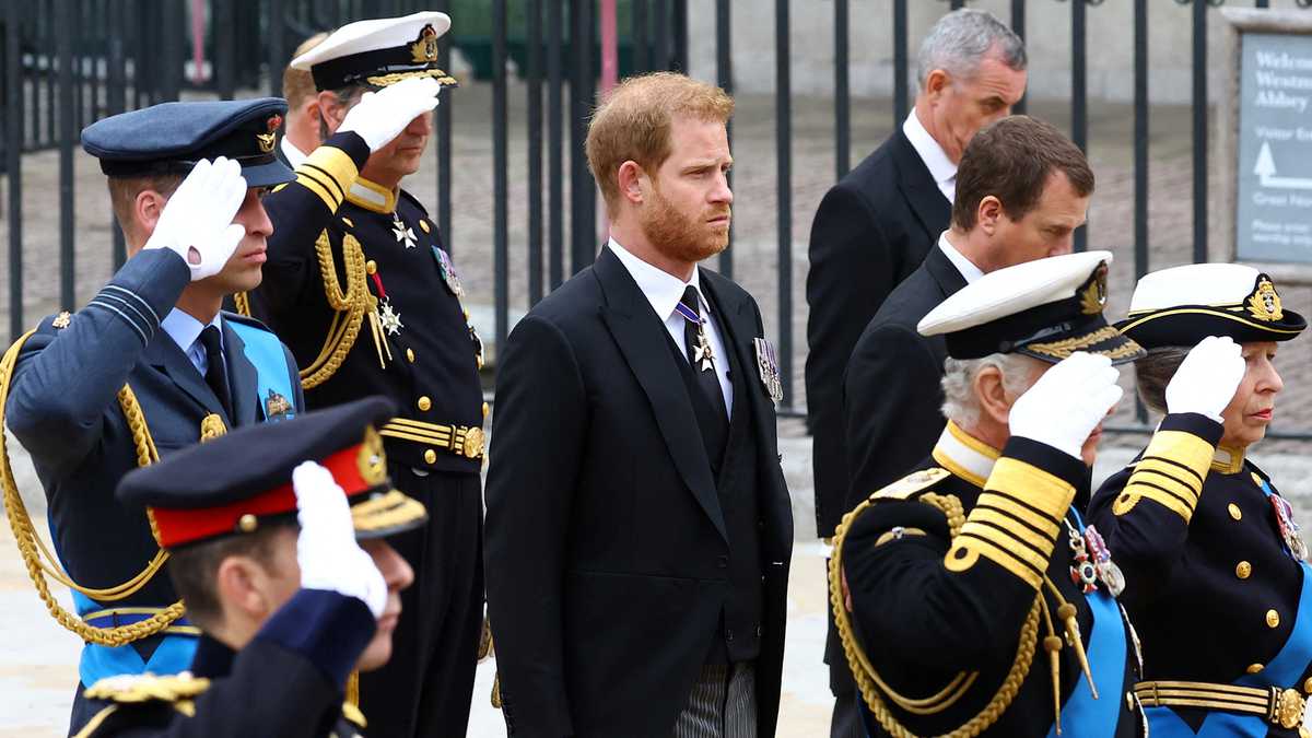  La razón por la que el príncipe Harry no usó uniforme militar en el funeral de la reina Isabel