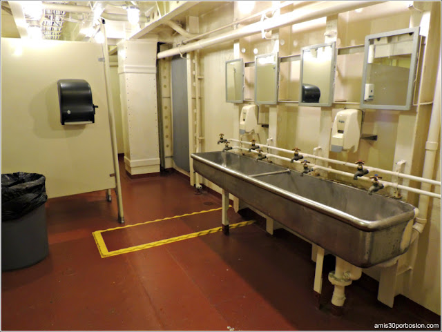 Cuartos de Baño de la Tripulación del USS Massachusetts