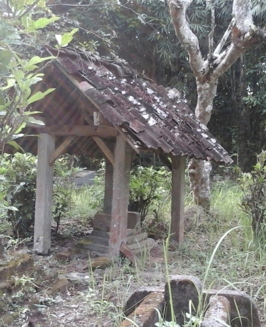 Image "Makam Tua di desa Loano (Foto: SP)