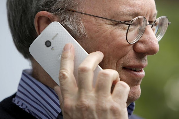 Schmidt con el Motorola Moto X de Google