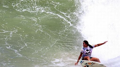 Analí Gómez corriendo olas