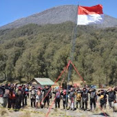UIN Maliki Kibarkan Merah Putih di Mahameru