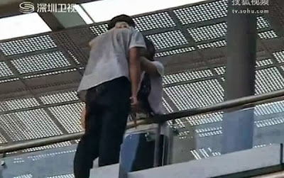 A teenage girl in China has stopped a boy from committing suicide with a simple kiss