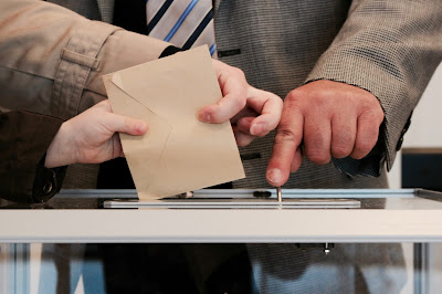 Depositando el voto en una urna