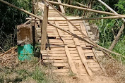 Warga Keluhkan Jembatan yang Hampir Ambruk di Dusun Cibayat Tegalwaru