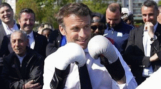 Le président français Emmanuel Macron portant des gants de boxe