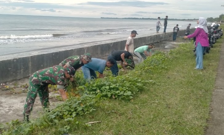 Danramil 1426-05/Marbo Pimpin Langsung Kerja Bakti Bersihkan Saluran Air Di Pesisir Pantai 