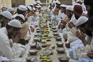 TANPA DISADARI, KEBIASAAN TIDAK SEHAT BERIKUT INI SERING DILAKUKAN DIBULAN RAMADAN