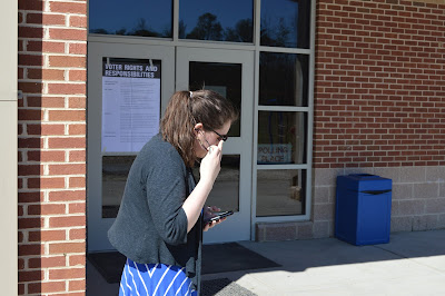 Sarah flipping the bird for embarrassing her while taking photos