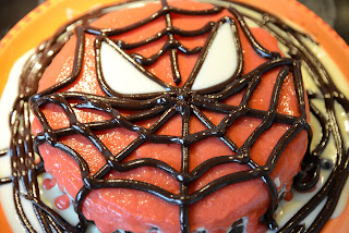Gâteau d'anniversaire Spiderman facile fraise chocolats blanc noir