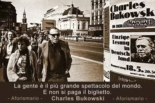 Foto di Charles Bukowski per strada