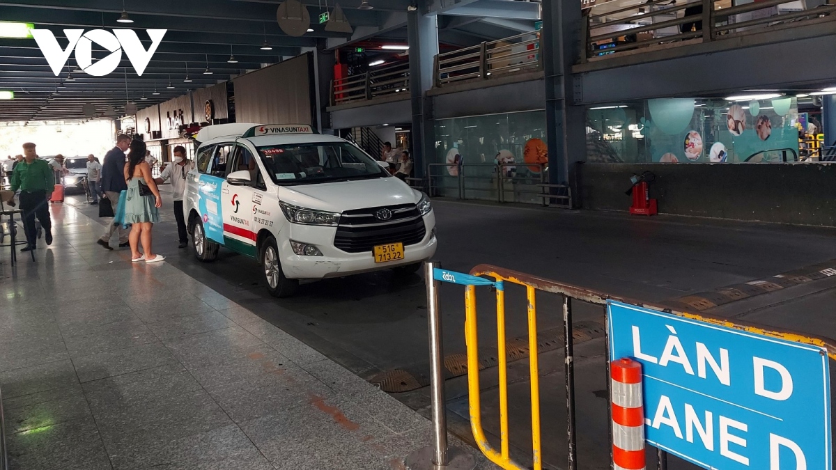 Thu phí taxi sân bay:  Cần hài hòa lợi ích và nhiệm vụ - Ảnh 3.