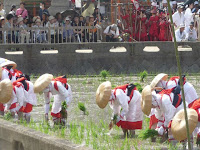 堺の浜に上陸されたのを、土地の人々が浜辺において祝福歓迎の踊を行ったのが起源である