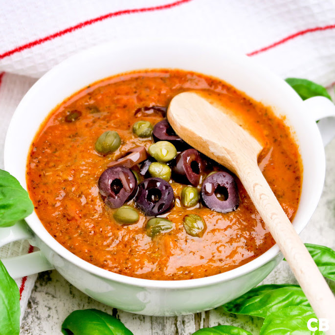 Recept: zo maak je zelf een heerlijke Italiaanse tomatensaus met olijven en kappertjes!